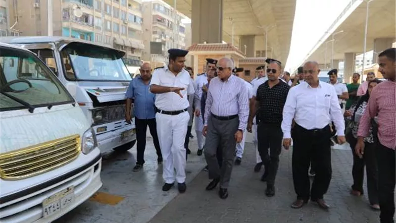 محافظ الجيزة يتفقد انتظام العمل داخل مواقف السرفيس الجديد