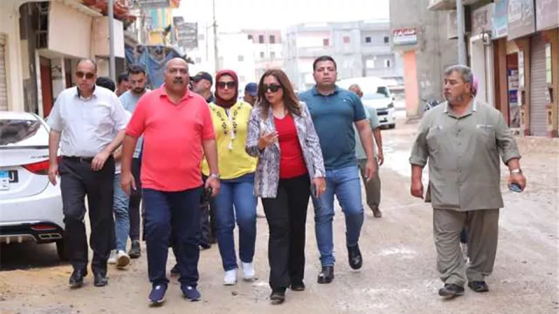 محافظ دمياط تتابع ميدانيًا خطة الرصف بالأسفلت بكفر البطيخ