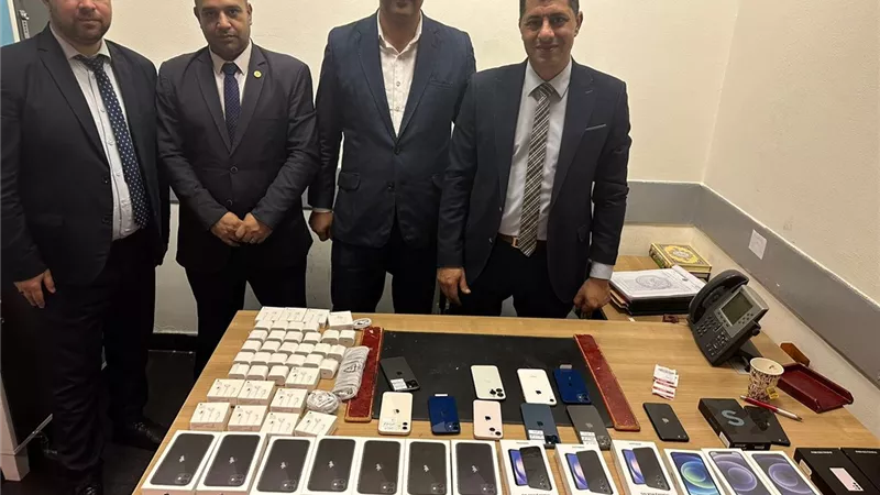 ضبط راكب حاول تهريب ٧٨ تليفون محمول ومستلزماته واخر بحوزته عقاقير