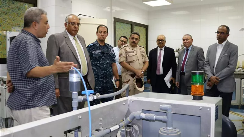 إسماعيل يتفقد مركز التميز المصري لأبحاث تحلية المياه