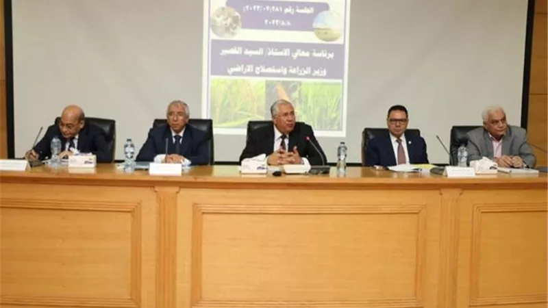 القصير:يوجه بإعادة تجارب زراعة محاصيل جديدة لم يتم زراعتها من قبل