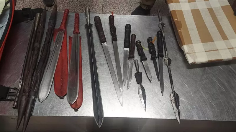 ضبط راكب أجنبي بحوزته ١٧ سلاح ابيض متنوع