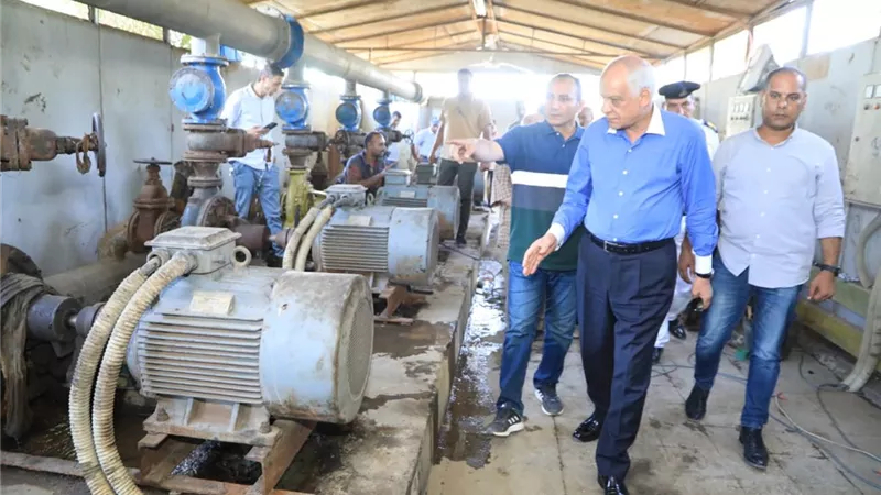 محافظ الجيزةيعاين محطة أبو رواش الإرتوازية المغذية لمنطقة المصانع