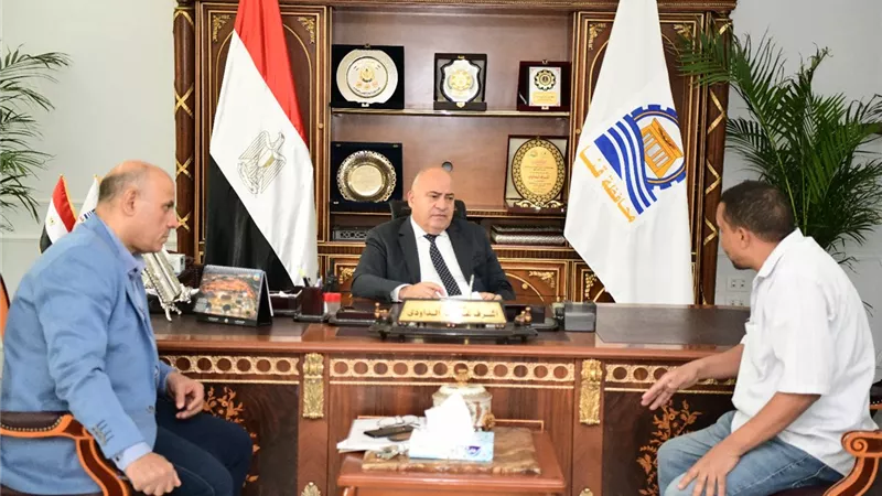 محافظ قنا ونائبه يستقبلان ٣٩ مواطنا لبحث شكاواهم ومطالبهم