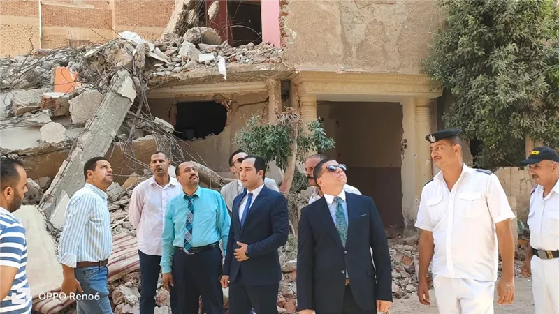 النيابة الإدارية تعاين عقار مغاغة المنهار بالمنيا
