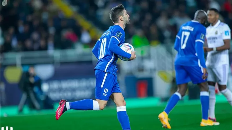 القادسية يعلن عن ضم نجم وسط الهلال السعودي