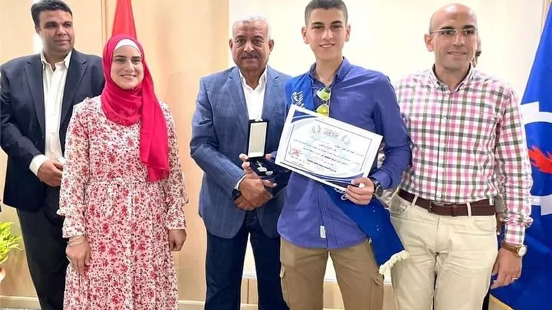صقر يكرم صاحب المركز الثالث في الثانوية العامة ادبى 