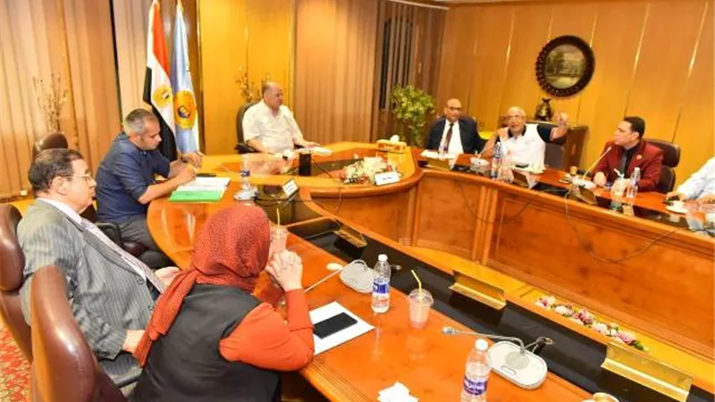محافظ أسيوط يناقش المواقع المقترحة لإنشاء بعض الكباري الداخلية