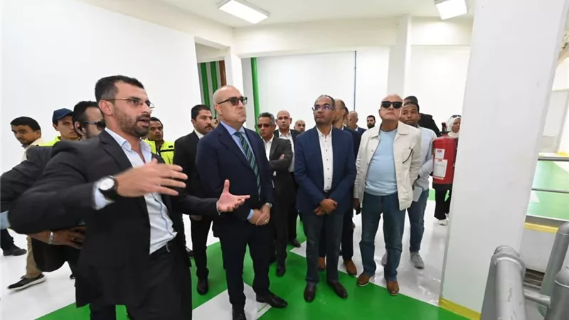 وزير الإسكان يتفقد محطة معالجة الصرف الصحي 