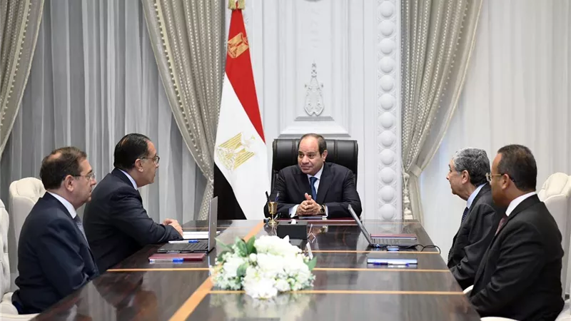 الرئيس السيسي يؤكد التصدي لأية مشكلات أو أزمات تواجه المواطنين