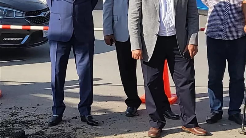 رئيس القابضة للمياه يتابع أعمال اصلاح خط المياه أمام الكلية الحربية.. صور