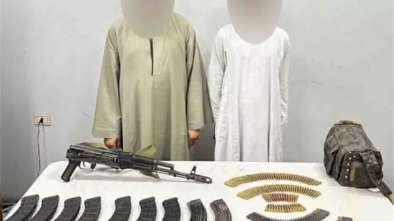 ضبط هارب من مؤبد وعامل بحوزتهما بندقية آلية وطلقات نارية