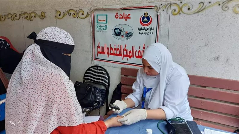 علاج ٩٠٦ مرضى بالمجان في قافلة طبية بدمياط