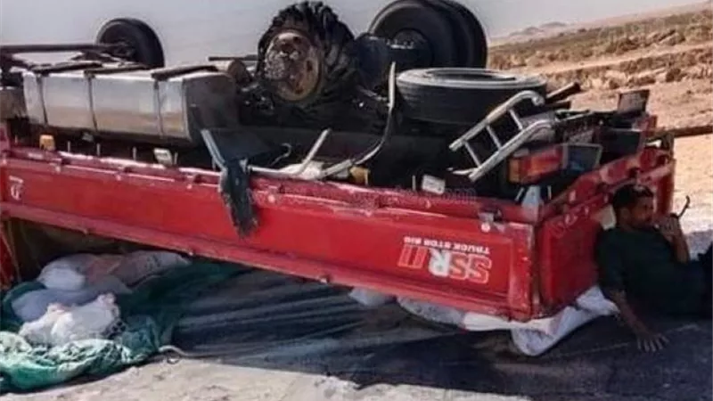إصابة 2 فى انقلاب سيارة نقل بالصف