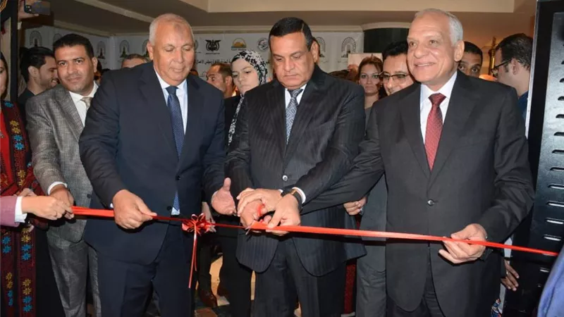 وزير التنمية المحلية ومحافظ الجيزة يفتتحان معرض الحرف التراثية