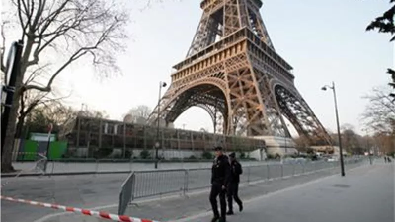 إخلاء برج إيفل في باريس بسبب إنذار أمني