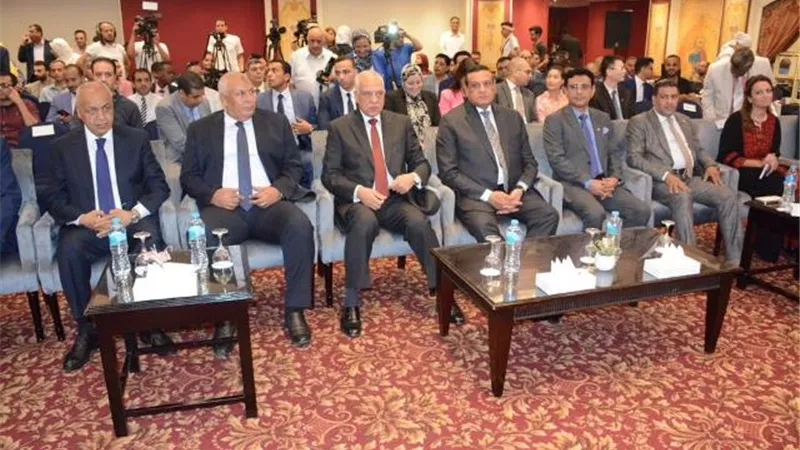 وزير التنمية المحلية ومحافظ الجيزة يفتتحان معرض الحرف التراثية