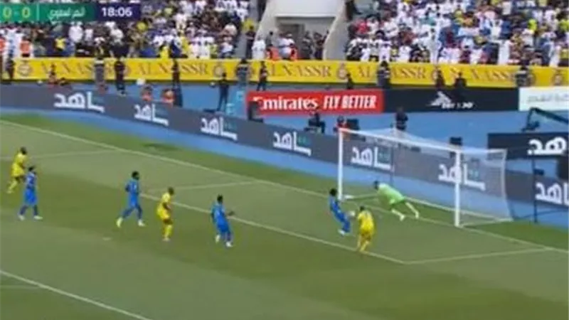 شاهد .. حارس الهلال يمنع مهاجم النصر من تسجيل الهدف الاول