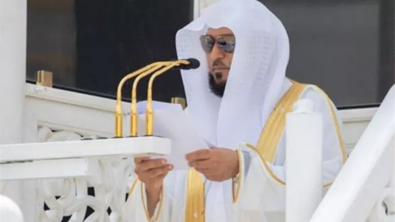 خطيب وإمام المسجد الحرام يتعرض لوعكة صحية في بداية صلاة الجمعة