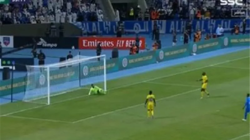 شاهد .. حارس الهلال ينقذ مرماه من قذيفة تاليسكا