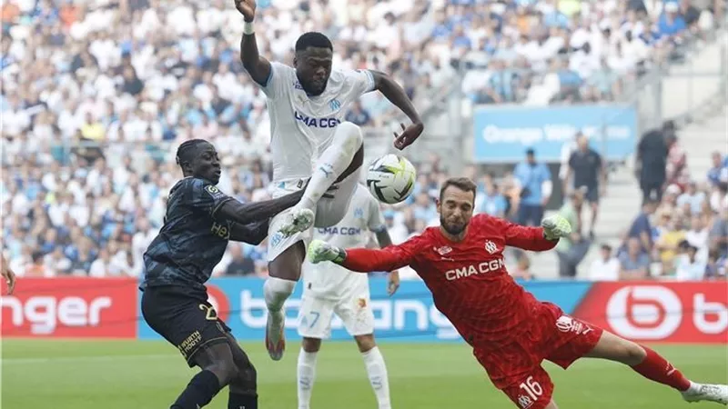 مارسيليا يستهل الدوري الفرنسي بالفوز 2-1 على ريمس