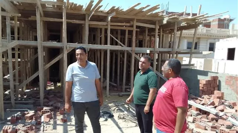 جهاز الشروق ينفذ إزالة فى إحدى الفيلات وتحويل صاحب القطعة للنيابة