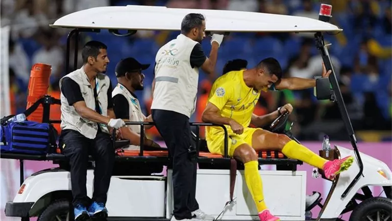 اصابة قوية تضرب كريستيانو رونالدو أمام الهلال .. صور