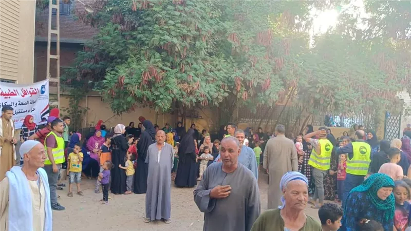 الكشف علي ٣٥٦حالة في قافلة 