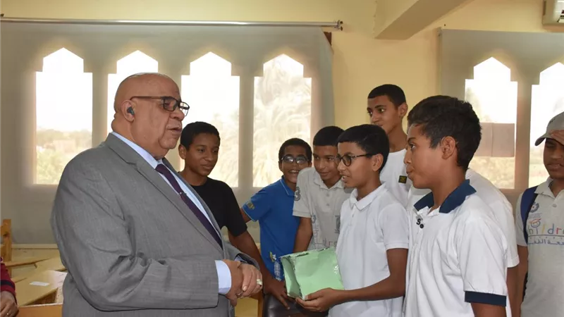 رئيس جامعة الأقصر يتفقد إنطلاقة برنامج جامعة الطفل بالكليات