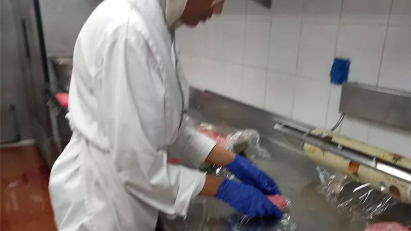 طلاب تكنولوجيا التصنيع الغذائى بالأقصر يواصلون تدريباتهم العملية