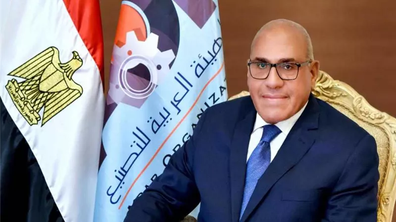 صنع في مصر.. وزير النقل يتسلم قطارات مترو الأنفاق من مصنع سيماف
