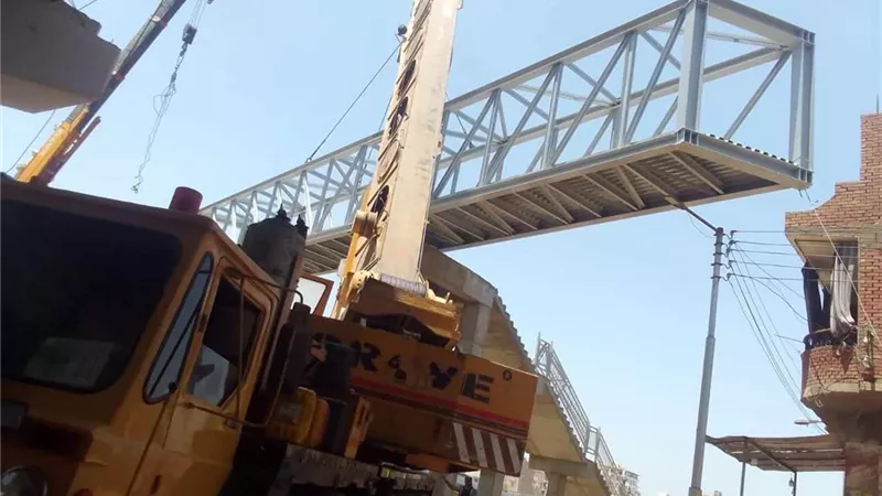 بدء تركيب الكمرات الحديدية على كوبرى مشاة الملكية البحرية بملوى