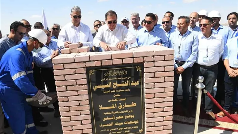 الملا يضع حجرأساس مشروعات التطوير بميناء الحمراء بالعلمين الجديدة