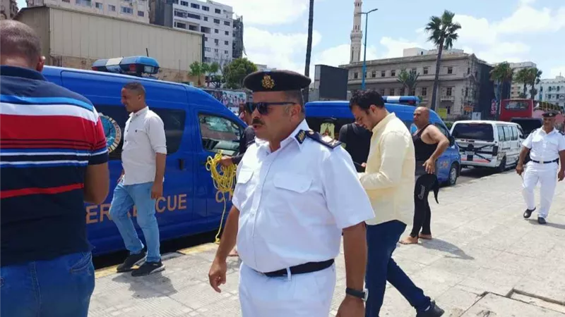 انتشال جثه غريق بمحطه الرمل