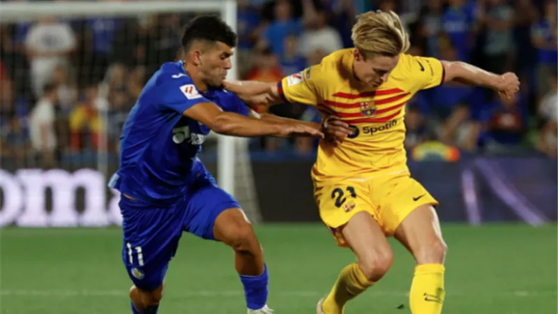 برشلونة يتعثر مبكرا في خيتافي بعد ثلاث بطاقات حمراء
