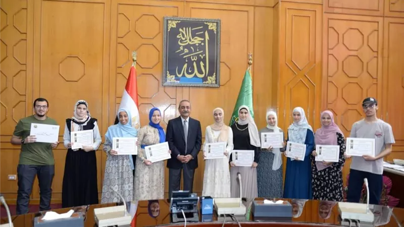بالأسماء..محافظ الإسماعيلية يُكرم أوائل الثانوية الأزهرية