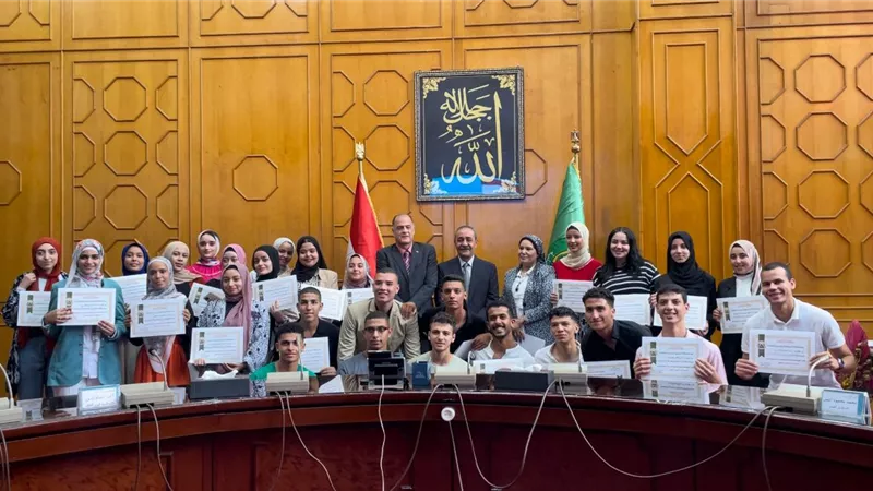 محافظ الإسماعيلية يُكرم أوائل الشهادات الفنية