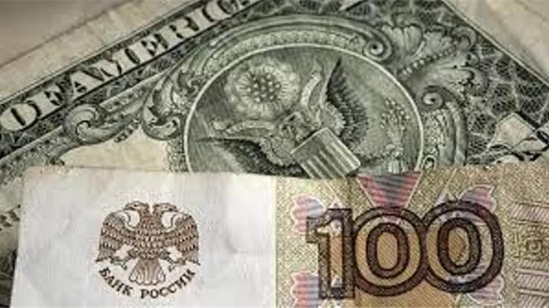 الروبل ينخفض لـ 100 مقابل الدولار