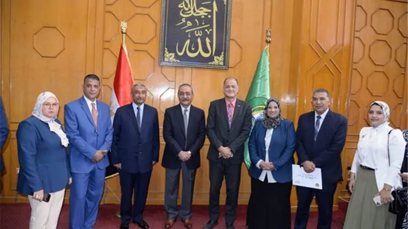 محافظ الإسماعيلية يكرم قيادات التعليم تقديرا لجهودهم