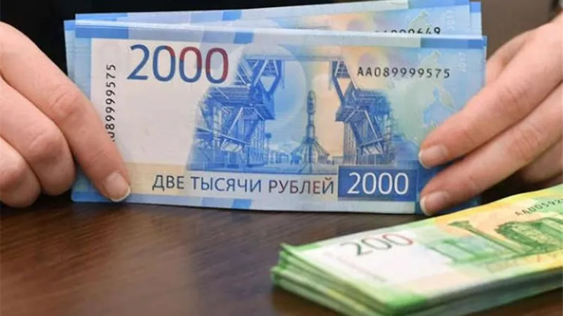 تراجع الروبل أمام الدولار لأول مرة منذ 17 شهرا