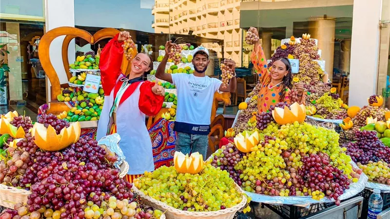 مهرجان العنب يجذب السياح الأجانب بالغردقة ..صور