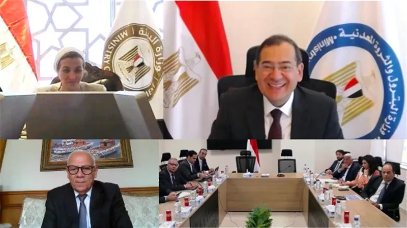 الملا يناقش مع