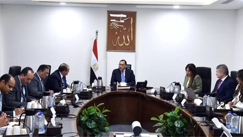 رئيس الوزراء يتابع موقف المجمعات الصناعية على مستوى الجمهورية