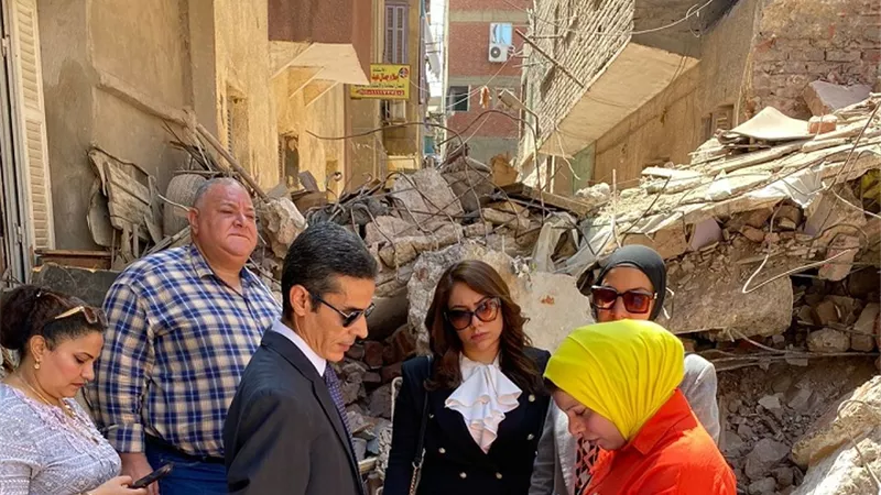 النيابة الإدارية تعاين موقع العقار المنهار بحارة «الباجوري» بحدائق القبة