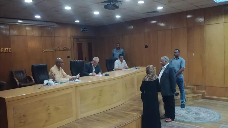 محافظ الأقصر يلتقى المواطنين فى اليوم المفتوح