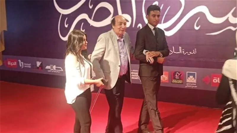 بوجه شاحب وعكاز.. احدث ظهور لـ عبد الله مشرف