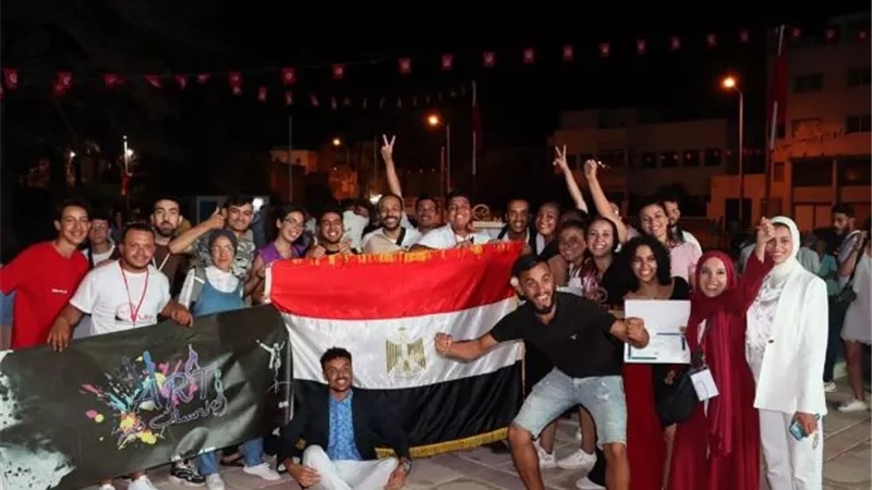 فوز جامعة عين شمس بالجائزة الكبرى لافضل عرض مسرحى بتونس