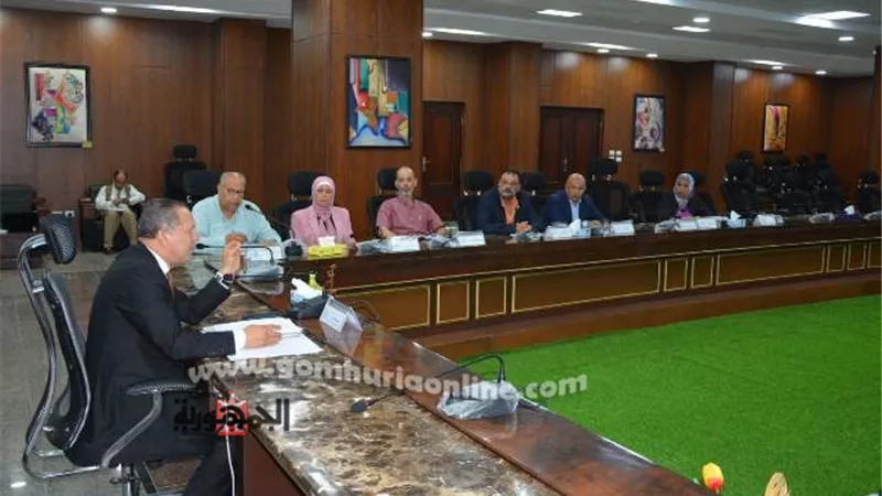رئيس جامعة دمياط يطالب عمداء الكليات بإعداد البرامج المميزة