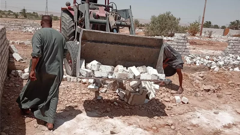 إزالة ١٦ حالة تعدى على ٥٤٢٥ مترا من الأراضى الزراعية بإسنا