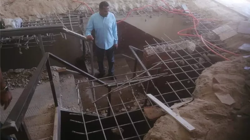 جهاز مدية العبور ينفذ إزالة فورية فى إحدى فيلات الحى الخامس